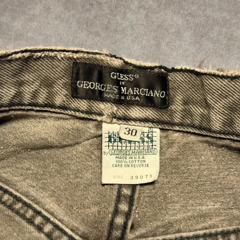 Vtg GUESS Gray Wash‎ Denim Mom Jeans Distressed Frayed Cropped Size 30 x 28